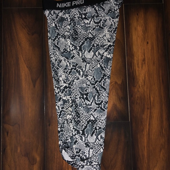 NIKE PRO CROPPED SNAKE SKIN LEGGINGS - Picture 1 of 5